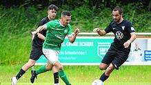 Zoran Kokolanski (rechts) schoss das 1:0 für Tennenbronn (Marlon Schweizer, links). Der FC Bräunlingen (Raphael Emminger, Mitte) ...