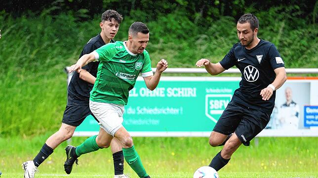 Zoran Kokolanski (rechts) schoss das 1:0 für Tennenbronn (Marlon Schweizer, links). Der FC Bräunlingen (Raphael Emminger, Mitte) ...