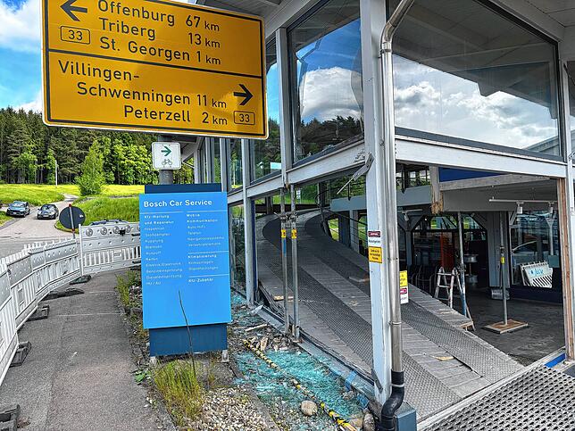 Eine 15-Jährige ist mit dem Mercedes ihres Vaters in das Autohaus Storz an der Bundesstraße 33 gekracht.