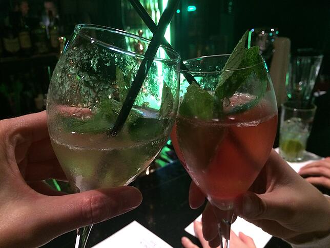 Zwei Varianten des Cocktails: links mit Marmelade, rechts mit Erdbeer-Püree.