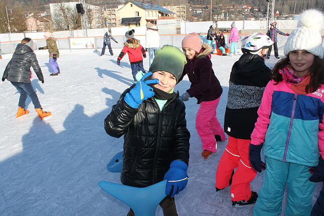 Bild 9: Werkrealschüler genießen die Blumberger Eisbahn