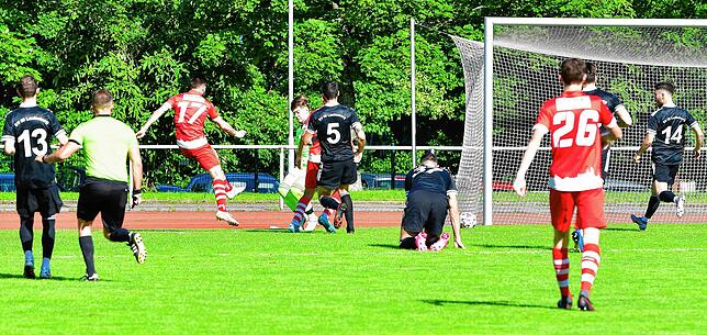 Blitztreffer: Emmanuel Mast (Nr. 17) düpierte Torwart Nicklas Joachim und traf nach 48 Sekunden aus spitzem Winkel zur Führung des FC ...
