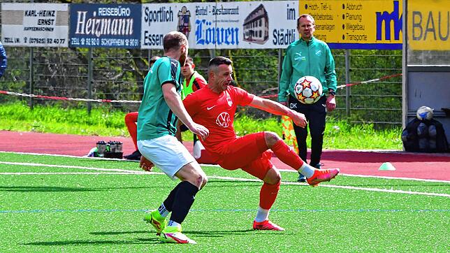 Trifft weiter konstant: Nexhdet Gusturuanaj (Bildmitte, gegen den Zeller Daniel Philipp) leitete mit zwei Treffern den 6:0-Sieg des FC ...