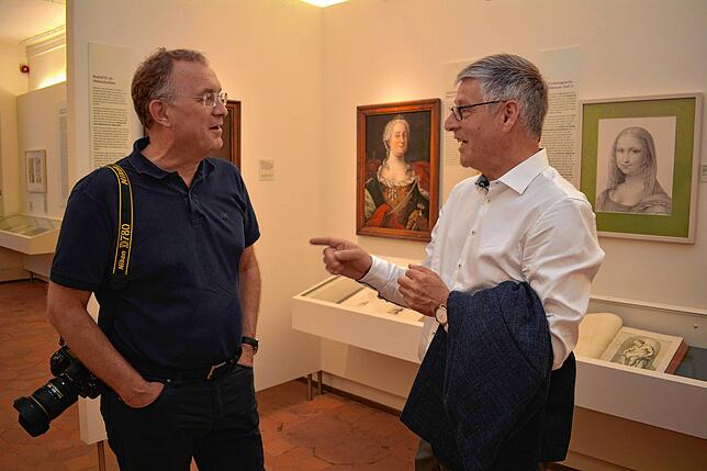 Stadtarchivar Walter Liehner, der viel Wissen beisteuerte, unterhält sich in der Jubiläumsausstellung mit Stadtrat Ulf Janicke. Bild: ...