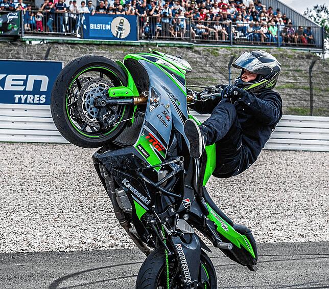 Show-Act mit Chris Rid: Der perfekte Wheely vor gebanntem Publikum.