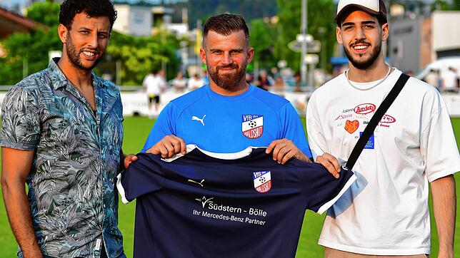 Zwei Neue für den VfB Waldshut: Sportchef Veslel Alidemaj (Mitte) freut sich auf den Marokkaner Mounaim Eloumni (links) und Avroni ...
