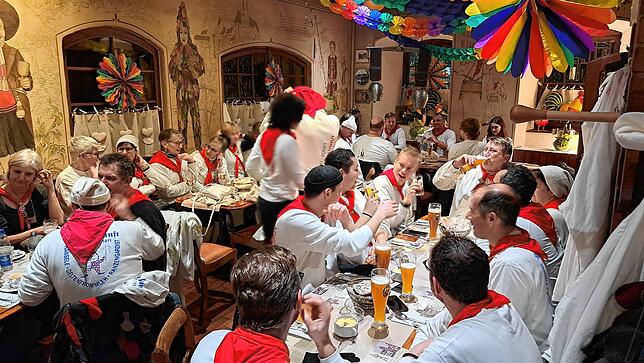 Kleine Stärkung für Frühaufsteher: Nach dem Wecken ging es für die Narro-Zunft zum Mehlsuppe-Essen in den Rheinischen Hof.