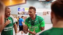 Trainer Lukasz Stodtko stimmt die Spieler des TV Ehingen auf das Spiel ein.
