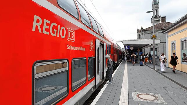 (Archivbild) Die Deutsche Bahn – hier ein Zug der Schwarzwaldbahn am Bahnhof in Konstanz – behandelt die Region seit Jahrzehnten ...