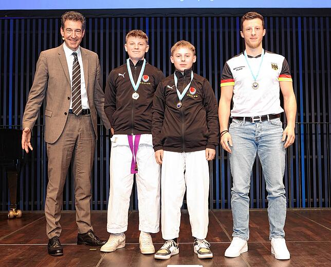 Die Geehrten mit den Sportmedaillen in Gold, Sören Emmerich (zweiter v. links), Patrick Keller, Rafail Sappidis, links Erik Pauly.