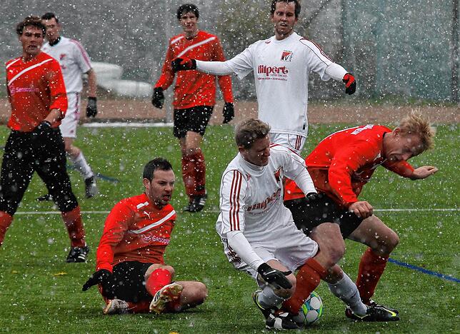 Wetterkapriolen: Beim FC RW Weilheim war der Kunstrasenplatz schon in der Saison 2012/13 fertig, also konnte trotz des Schneetreibens am ...