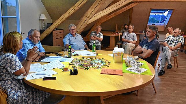 OB-Stammtisch in Möggingen: Oberbürgermeister Martin Staab (2. v.l.) stand Rede und Antwort im Ortsteil. Viele Fragen betrafen Themen ...