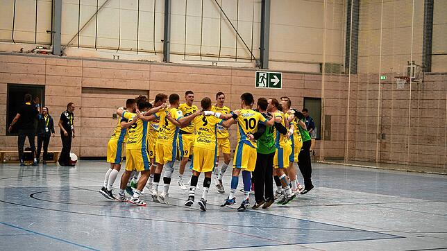 Jung und erfolgreich: Die Spieler der HSG Konstanz II feiern den 27:21-Erfolg gegen die HG Oftersheim/Schwetzingen.
