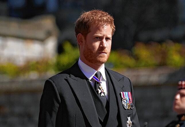 Prinz Harry, der den Hausorden Royal Victorian Order, sowie Gold- und Diamantenmedaillen aus Anlass des goldenen beziehungsweise ...