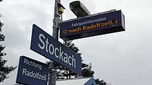 Der Zugzielanzeiger im Bahnhof Stockach zeigt &bdquo;nach Radolfzell&ldquo; an. In den kommenden Tagen könnte es auf der Strecke ...