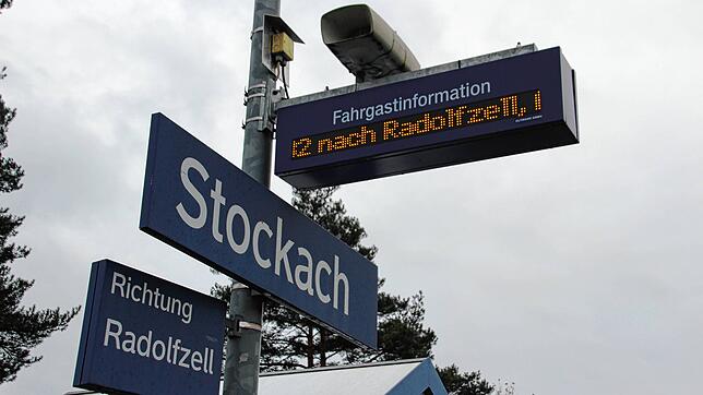 Der Zugzielanzeiger im Bahnhof Stockach zeigt &bdquo;nach Radolfzell&ldquo; an. In den kommenden Tagen könnte es auf der Strecke ...