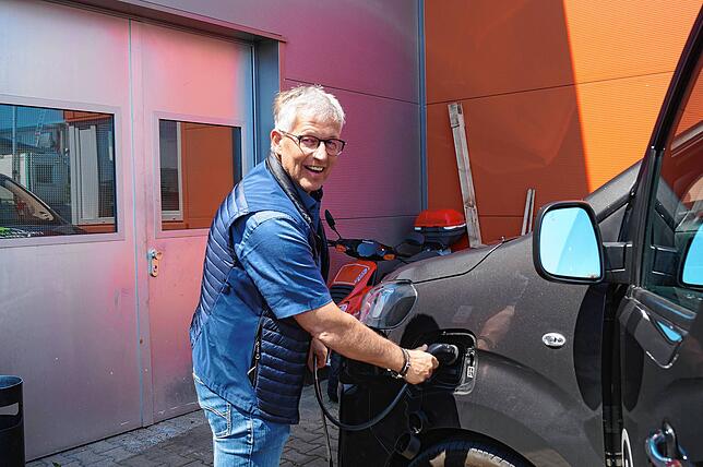 Auf dem Bauhof hängt Bürgermeister Robert Scherer das Elektrofahrzeug gleich an den Strom. Langfristig bekommt das Shuttle einen Platz ...