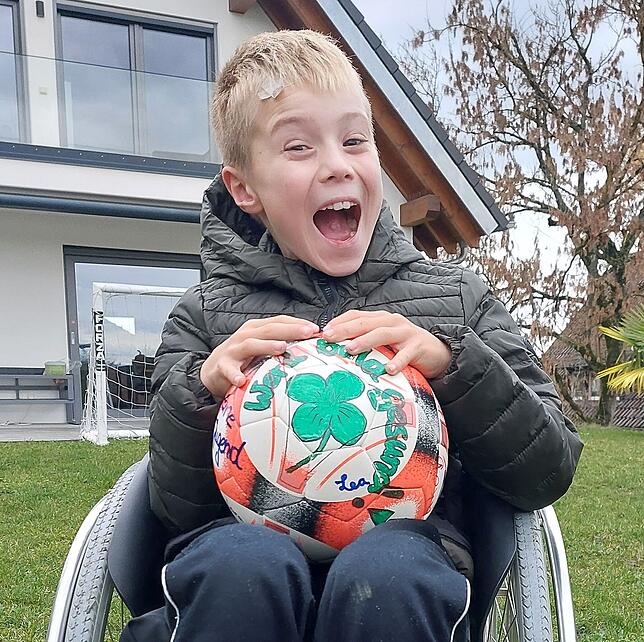 Tobias kann wieder herzhaft lachen: Der Achtjährige hatte Glück im Unglück, als er von einem Auto überfahren wurde.
