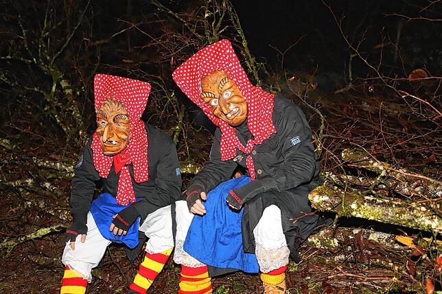 Bild 16: Schneeschreck und Riedhexen tanzen am Feuer &ndash; Alle Bilder vom Fasnachtsauftakt in Wollmatingen