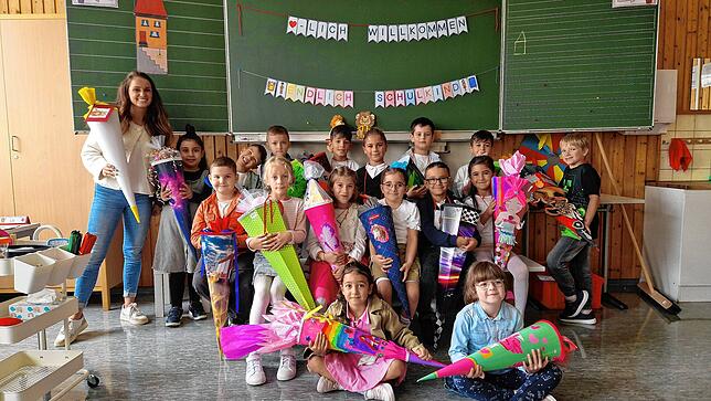 Klasse 1b, „Löwen“: Die Erstklässler mit Klassenlehrerin Leonie Oster.