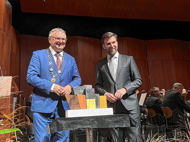 Fabian Müller, Erster Bürgermeister (rechts), übergibt Andreas Brand ein Abschiedsgeschenk: eine Schiffsskulptur als Dank für sein ...