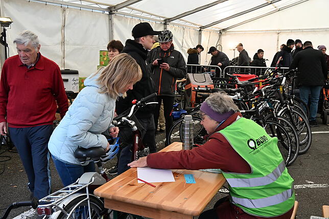 Über 250 Fahrräder standen beim Fahrradmarkt in Tiengen zum Verkauf. Das Bild zeigt die Annahmestelle des BUND für gebrauchte Fahrräder.