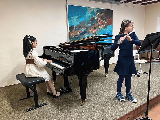 Divynita Yanush am Klavier und Lillie Dillmann an der Querflöte spielen ihr preisgekröntes Stück.