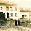 Das Doppelhaus Thomann/Ritzi um das Jahr 1910: Links Frau Ritzi, rechts Rosa Thomann, geborene Philipp.