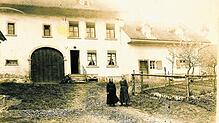 Das Doppelhaus Thomann/Ritzi um das Jahr 1910: Links Frau Ritzi, rechts Rosa Thomann, geborene Philipp.
