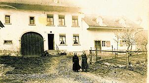Das Doppelhaus Thomann/Ritzi um das Jahr 1910: Links Frau Ritzi, rechts Rosa Thomann, geborene Philipp.