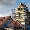 St. Oswald in Mindersdorf hinter Gerüst: Die Kirche wird derzeit saniert. Auf dem Hauptdach (links) wurden neue Ziegel verbaut, außerdem ...