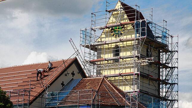 St. Oswald in Mindersdorf hinter Gerüst: Die Kirche wird derzeit saniert. Auf dem Hauptdach (links) wurden neue Ziegel verbaut, außerdem ...
