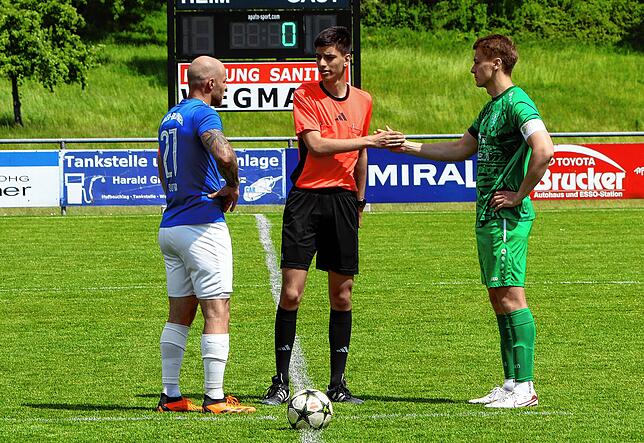 Bild 4: Der TSV Aach-Linz kantert Spfr Owingen-Billafingen 7:0 nieder. Wir waren mit der Kamera dabei.