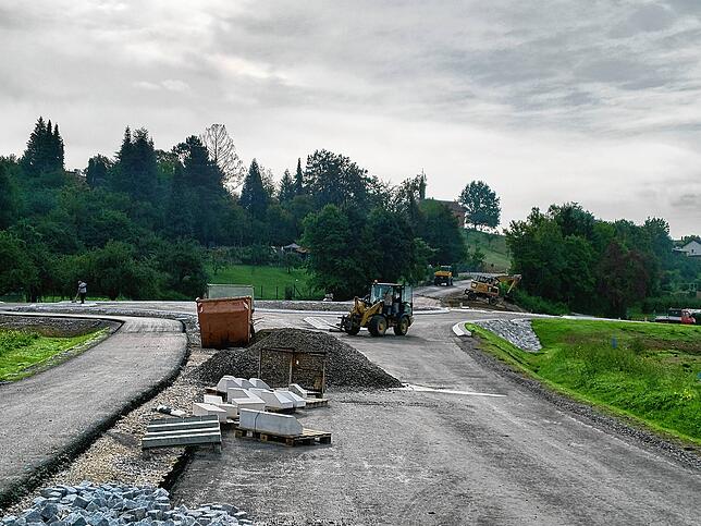 Und hier der Blick von der Markdorfer Seite: Gut zu erkennen sind der neue Kreisverkehr und links der neue Fahrradweg.