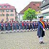 Die Schwerttanzkompanie vor dem Susobrunnen. An der Uniform hat sich seit Jahrzehnten im Grunde nichts geändert. Fridolin Zugmantel ...