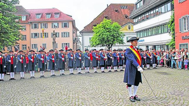 Die Schwerttanzkompanie vor dem Susobrunnen. An der Uniform hat sich seit Jahrzehnten im Grunde nichts geändert. Fridolin Zugmantel ...