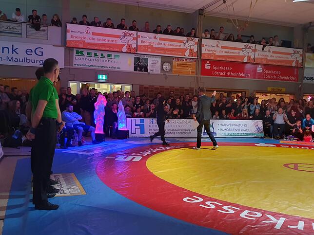 Gespannte Erwartung: 800 Zuschauer erlebten den Viertelfinal-Hinkampf beim TuS Adelhausen