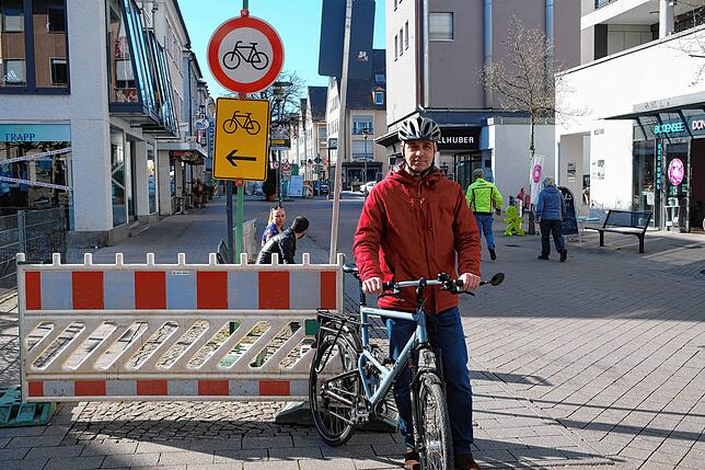 Bernhard Glatthaar kritisiert, dass in der Fußgängerzone bereits ab Schanzstraße für Radfahrer die Durchfahrt verboten ist.