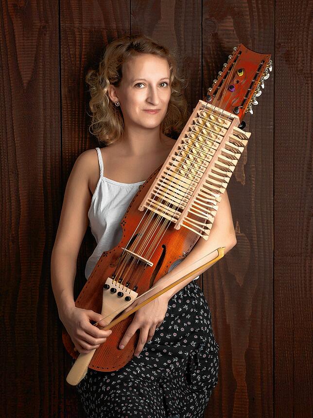 Laura Jörres, hier mit einer Nyckelharpa, einer Schlüsselharfe, beteiligt sich an dem Konzert in der Villinger Johanneskirche.