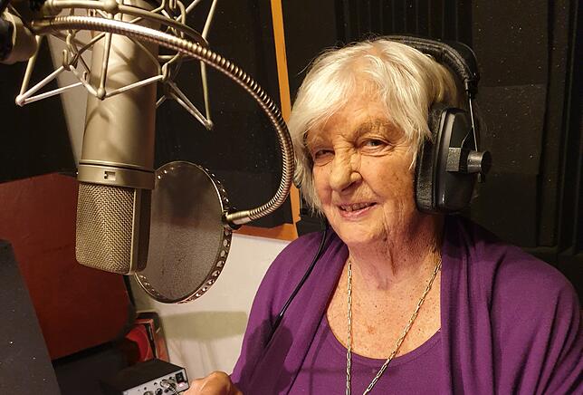 Heidi Reinhold bei Aufnahmen zu &bdquo;Der Mops Elvis&ldquo; im Tonstudio.