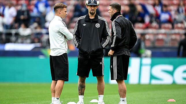 Die deutschen Spieler betreten nach der Ankunft im Stadion den Rasen. Links Kapitän Joshua Kimmich.