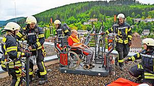 Insgesamt drei Menschen muss die Feuerwehr bei der Übung im Altenheim St. Cyriak in Sicherheit bringen. Hausmeister Helmut Streifer wird ...