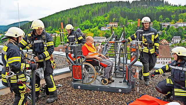Insgesamt drei Menschen muss die Feuerwehr bei der Übung im Altenheim St. Cyriak in Sicherheit bringen. Hausmeister Helmut Streifer wird ...