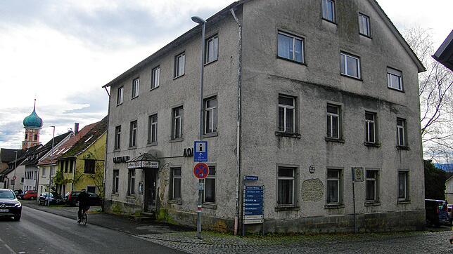 Eine neue Variante gibt es bei der künftigen Nutzung des Grundstücks, auf dem das alte Gasthaus Adler steht (im Bild). Nun wollen die ...
