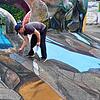 Nikolaj Arndt bearbeitet an seinem großen 3D-Bild auf dem Blumberger Marktplatz inzwischen die Feinheiten. Er malt ganz genau, jedes ...