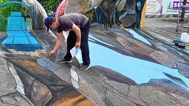 Nikolaj Arndt bearbeitet an seinem großen 3D-Bild auf dem Blumberger Marktplatz inzwischen die Feinheiten. Er malt ganz genau, jedes ...
