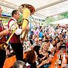(Archivbild von 2016) Hochstimmung beim Reichenauer Wein- und Fischerfest: Die Musikvereine wissen genau, was den Besuchern gefällt.