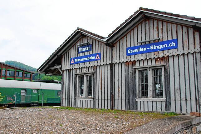 Der wieder aufgebaute Bahnhof Ramsen zeigt es an: Die Strecke Etzwilen – Singen soll weiter reaktiviert werden, nicht nur für die ...