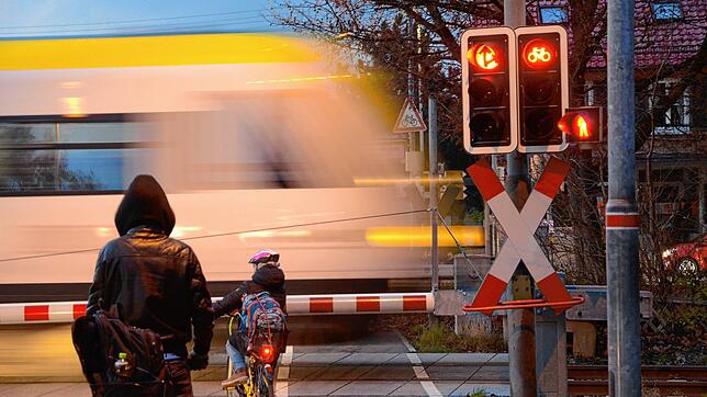 Die Bodenseegürtelbahn &ndash; hier am Bahnübergang Markdorf &ndash; soll ausgebaut und elektrifiziert werden.