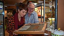 Deborah und Lion Zadick beim Blick auf die Rückseite des Gemäldes von Charles Loppé mit der handschriftlichen Notiz. Das Auktionshaus ...